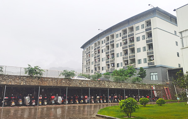 {振揚(yáng)實(shí)業(yè)是拖鞋廠(chǎng)家、拖鞋加工廠(chǎng)、拖鞋代工廠(chǎng)、高端拖鞋定制、人字拖加工廠(chǎng)、定制拖鞋工廠(chǎng)、品牌拖鞋代工廠(chǎng)、涼鞋代工廠(chǎng)、沙灘拖鞋廠(chǎng)家、涼鞋廠(chǎng)家，自1980年以來(lái)，專(zhuān)注研制及生產(chǎn)拖鞋。}