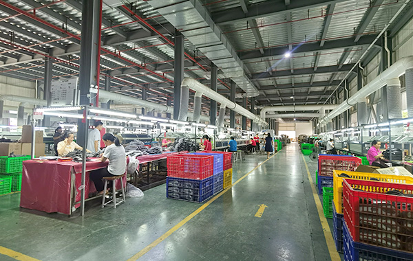 {振揚(yáng)實(shí)業(yè)是拖鞋廠(chǎng)家、拖鞋加工廠(chǎng)、拖鞋代工廠(chǎng)、高端拖鞋定制、人字拖加工廠(chǎng)、定制拖鞋工廠(chǎng)、品牌拖鞋代工廠(chǎng)、涼鞋代工廠(chǎng)、沙灘拖鞋廠(chǎng)家、涼鞋廠(chǎng)家，自1980年以來(lái)，專(zhuān)注研制及生產(chǎn)拖鞋。}