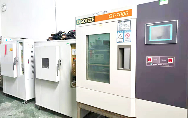 {振揚(yáng)實(shí)業(yè)是拖鞋廠(chǎng)家、拖鞋加工廠(chǎng)、拖鞋代工廠(chǎng)、高端拖鞋定制、人字拖加工廠(chǎng)、定制拖鞋工廠(chǎng)、品牌拖鞋代工廠(chǎng)、涼鞋代工廠(chǎng)、沙灘拖鞋廠(chǎng)家、涼鞋廠(chǎng)家，完備的品質(zhì)管控體系。}