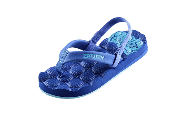 {振揚(yáng)實(shí)業(yè)是拖鞋廠(chǎng)家、拖鞋加工廠(chǎng)、拖鞋代工廠(chǎng)、高端拖鞋定制、人字拖加工廠(chǎng)、定制拖鞋工廠(chǎng)、品牌拖鞋代工廠(chǎng)、涼鞋代工廠(chǎng)、沙灘拖鞋廠(chǎng)家、涼鞋廠(chǎng)家，提供經(jīng)典款高功能拖鞋，美型拖鞋，耐磨防滑拖鞋。}