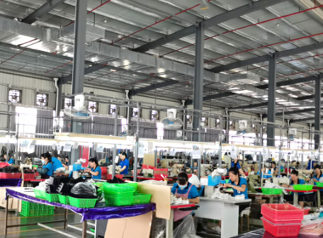 {振揚(yáng)實(shí)業(yè)是拖鞋廠(chǎng)家、拖鞋加工廠(chǎng)、拖鞋代工廠(chǎng)、高端拖鞋定制、人字拖加工廠(chǎng)、定制拖鞋工廠(chǎng)、品牌拖鞋代工廠(chǎng)、涼鞋代工廠(chǎng)、沙灘拖鞋廠(chǎng)家、涼鞋廠(chǎng)家，40多年沉淀，精益求精。}